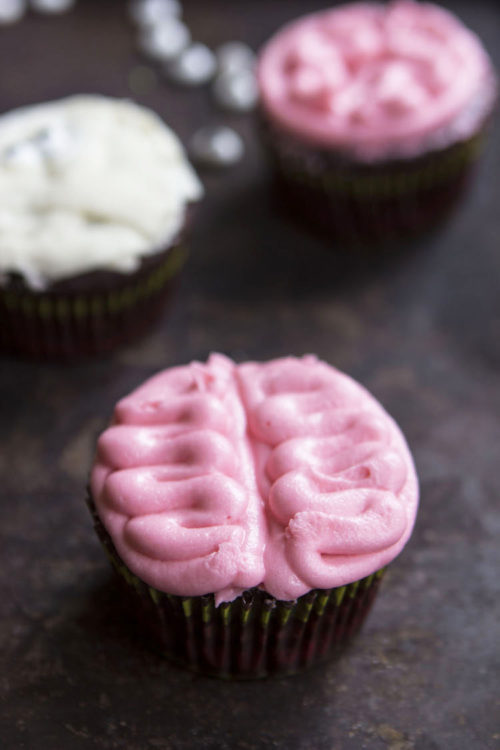 Mummies, brains, spiderwebs and monsters galore, these easy cupcakes are spooktacular for Halloween.