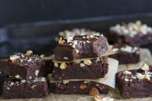 Satisfy that sugar craving with these healthy no-bake brownies. Raw, vegan, gluten-free and guilt-free.