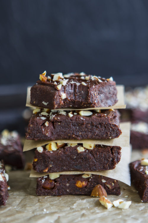 Satisfy that sugar craving with these healthy no-bake brownies. Raw, vegan, gluten-free and guilt-free.