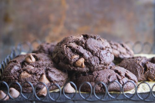 This recipe for extreme chocolate chocolate chip cookies is bound to please any chocolate lover. Recipe by @hotchocolatehits